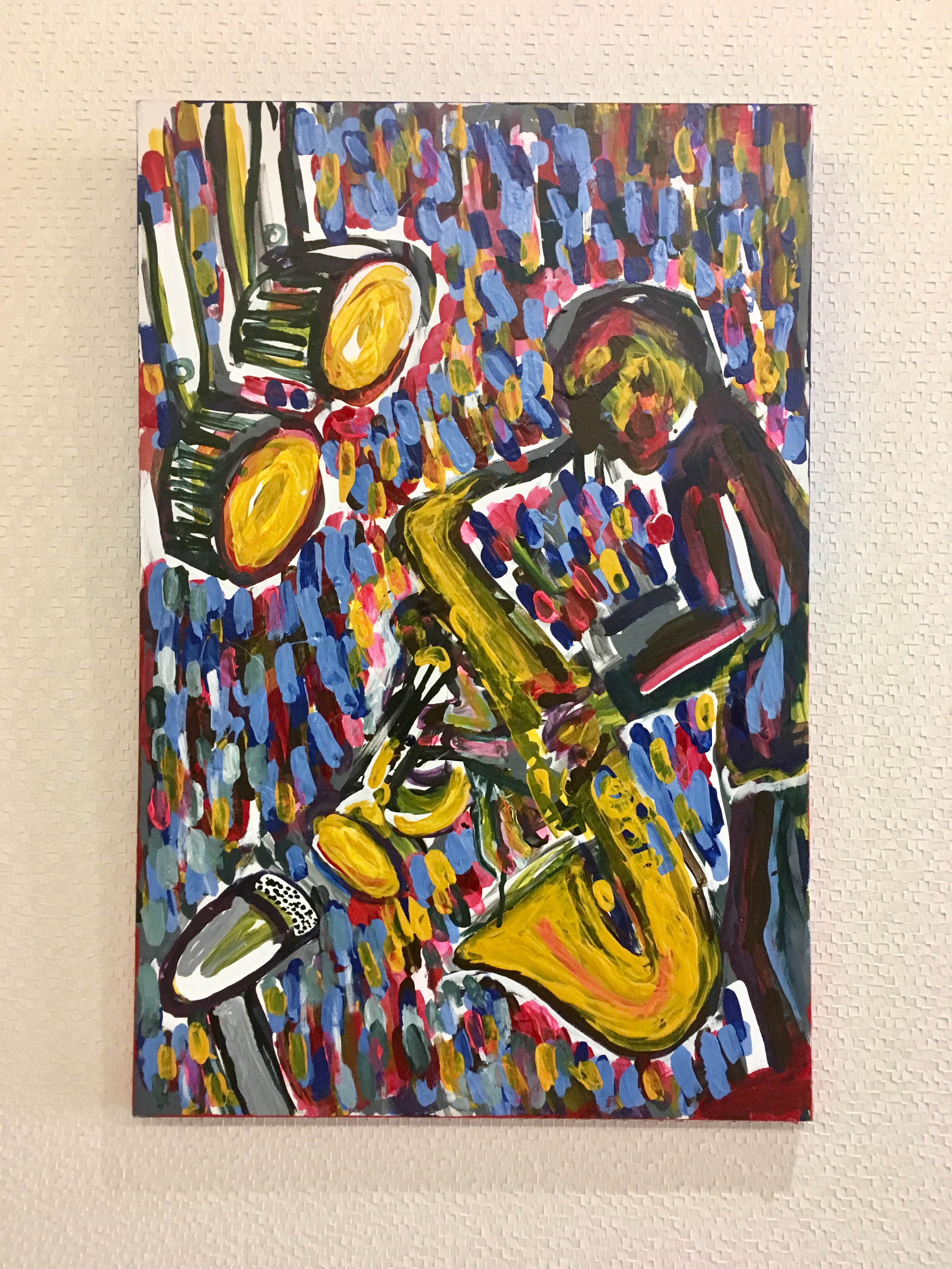 A standing, bowed saxophonist emerges into the canvas on the right. He plays a golden saxophone that is almost the length of his body. A smaller figure playing a trumpet is behind him. Both figures play into a silver old-fashioned microphone in the bottom left-hand corner of the canvas. Two golden spotlights hang in the top left corner of the image. The background is a repetitive rhythm of short, blunt strokes of blue, pink, purple, yellow and maroon.
