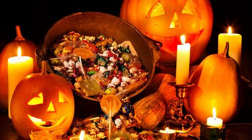 A jack-o-lantern and Hallowen candy